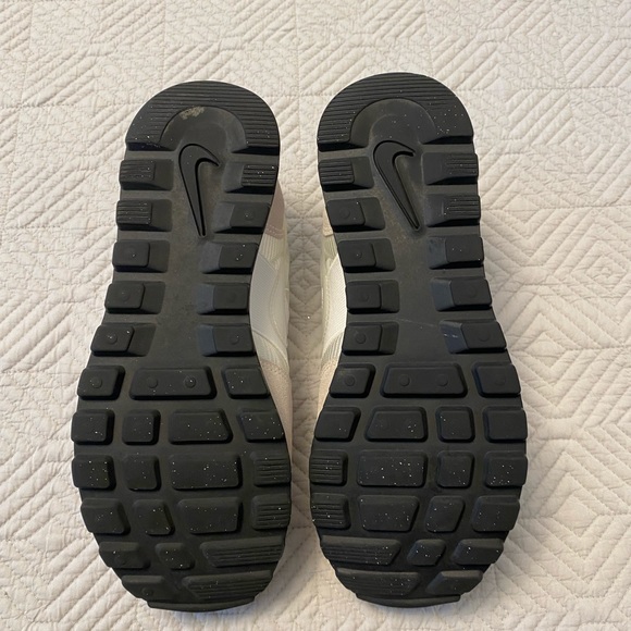 Nike Tennis Shoes - Picture 7 of 10